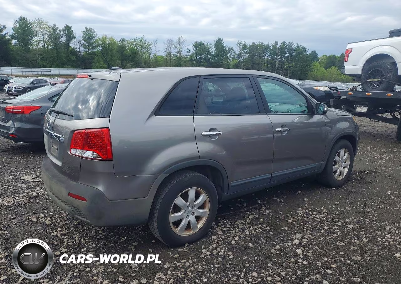 2011 Kia Sorento Lx VIN:5XYKT3A12BG069598 - 3
