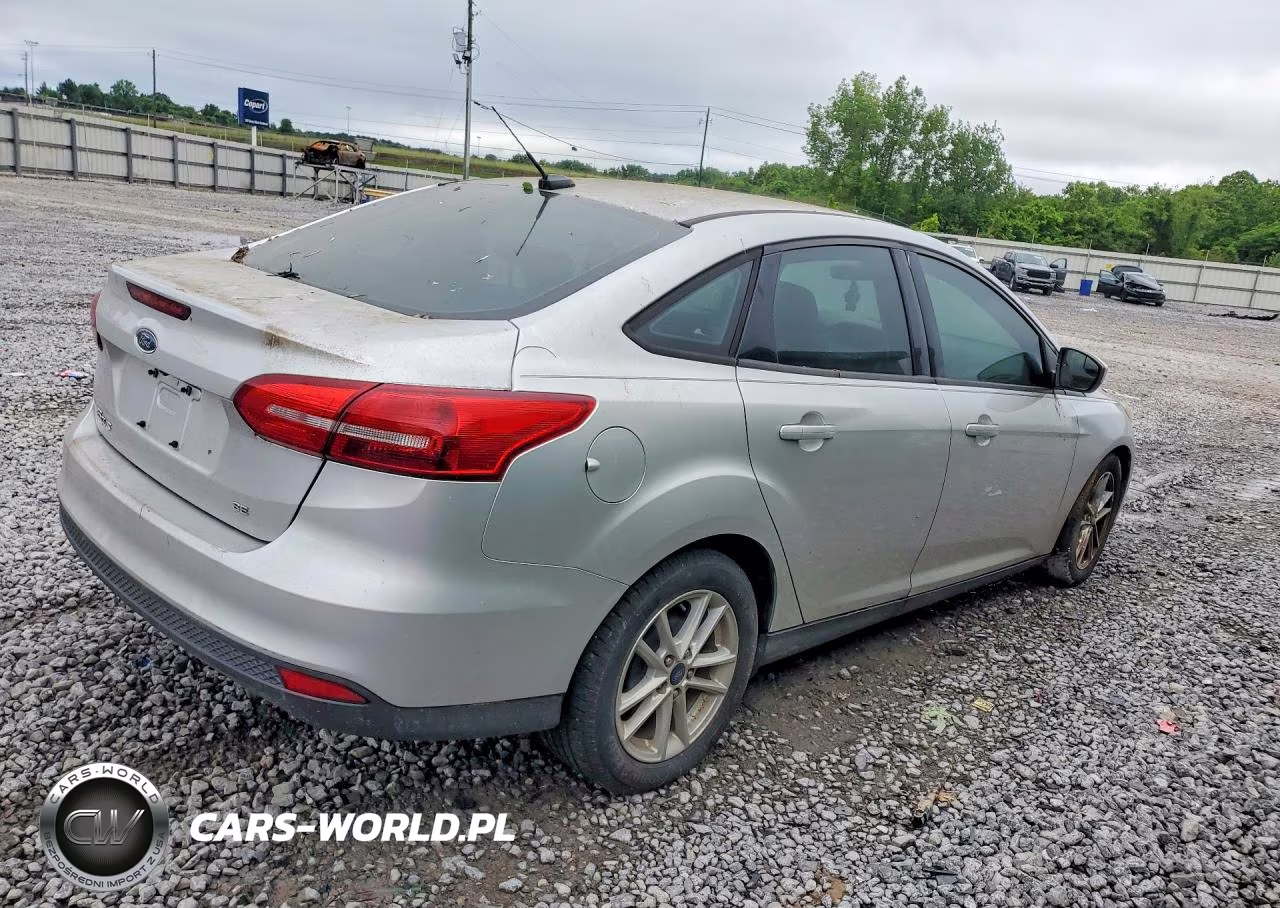 2018 Ford Focus Se VIN:1FADP3F26JL316385 - 3