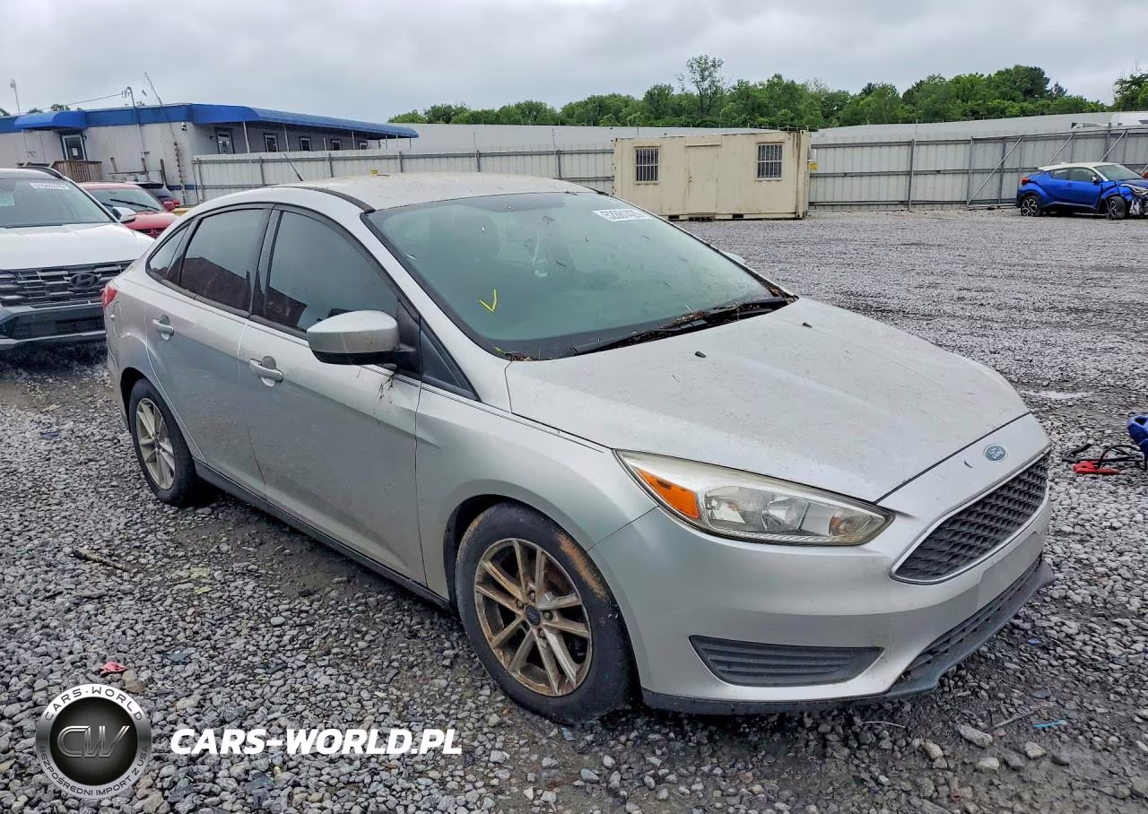 2018 Ford Focus Se VIN:1FADP3F26JL316385 - 4