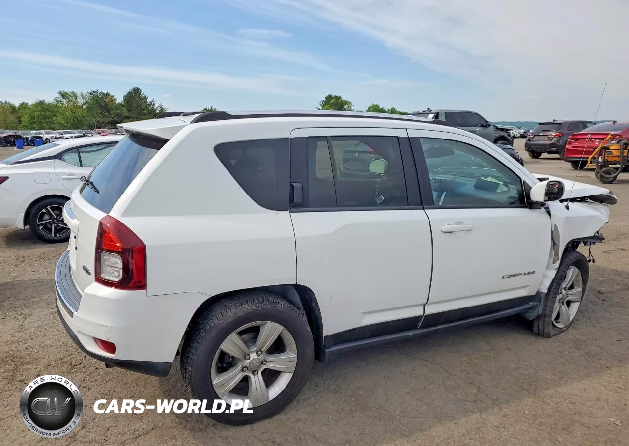 2015 Jeep Compass Latitude VIN:1C4NJDEB9FD425576 - 3