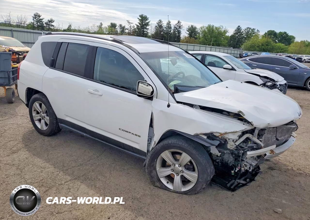 2015 Jeep Compass Latitude VIN:1C4NJDEB9FD425576 - 4