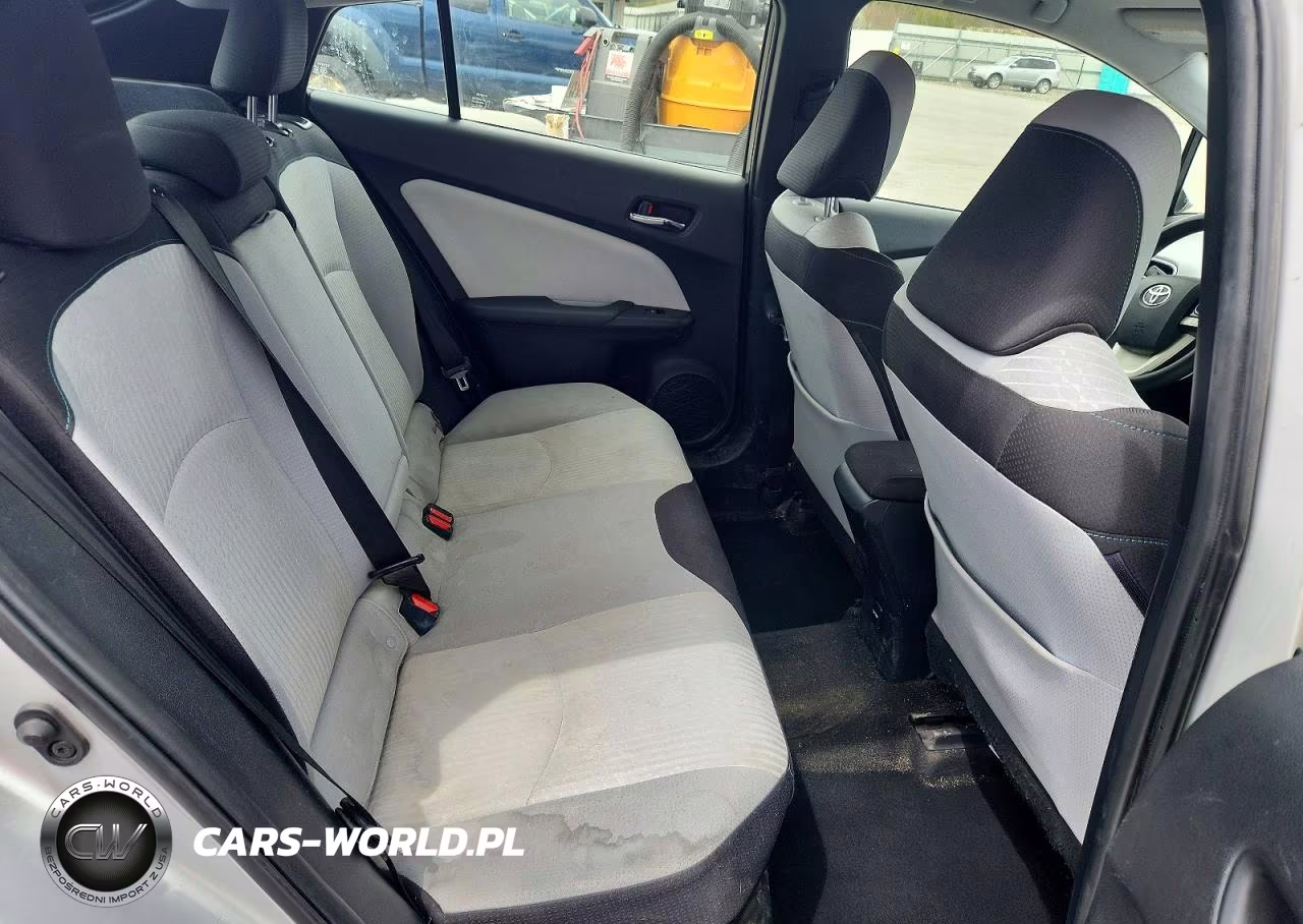 2018 Toyota Prius Three VIN:JTDKARFU3J3057331 - 10
