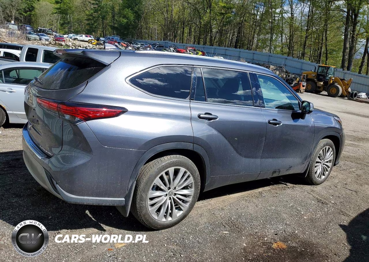2023 Toyota Highlander Platinum VIN:5TDKDRBHXPS040601 - 3
