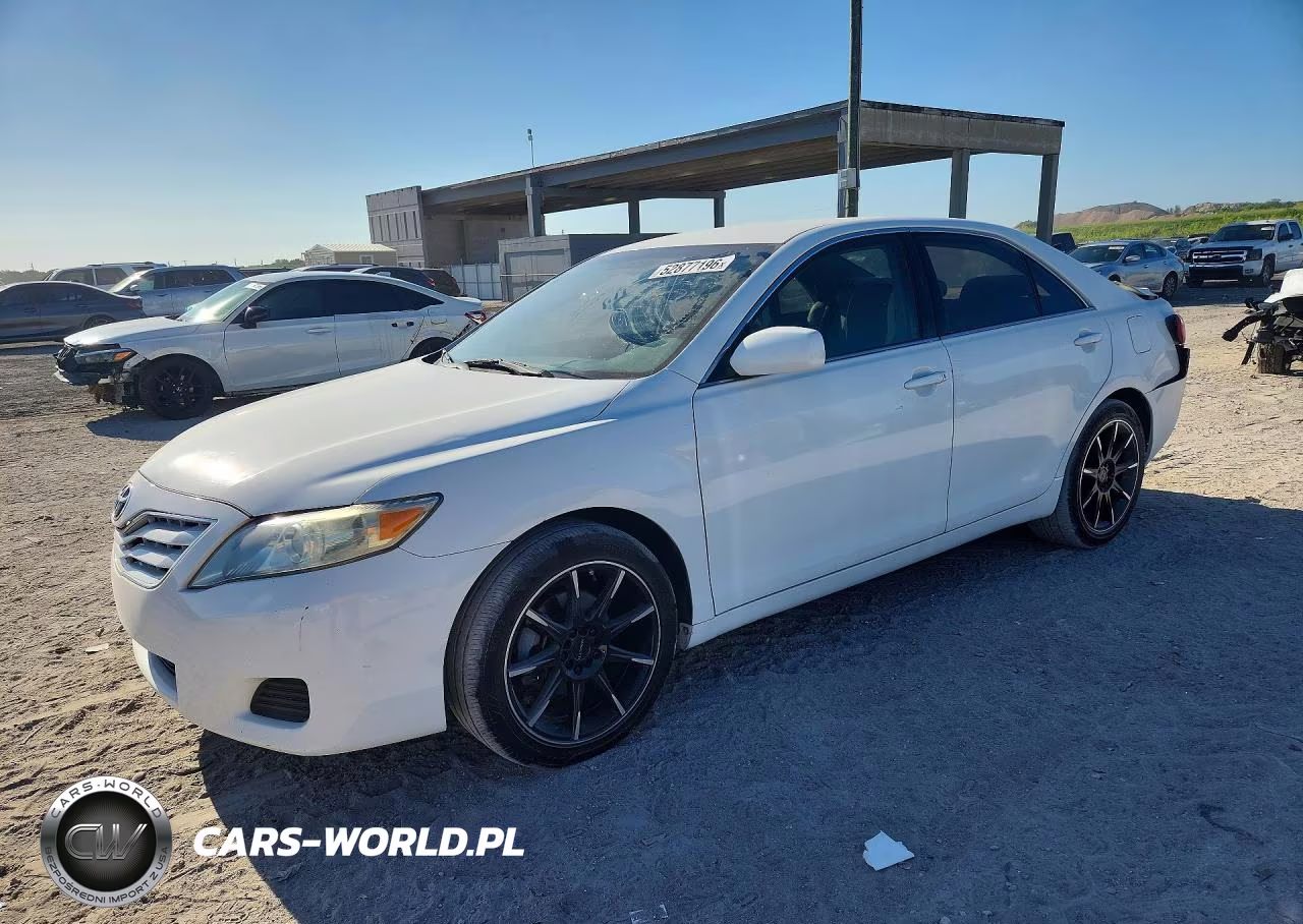 2010 Toyota Camry Le – zdjęcie 1 z 12
