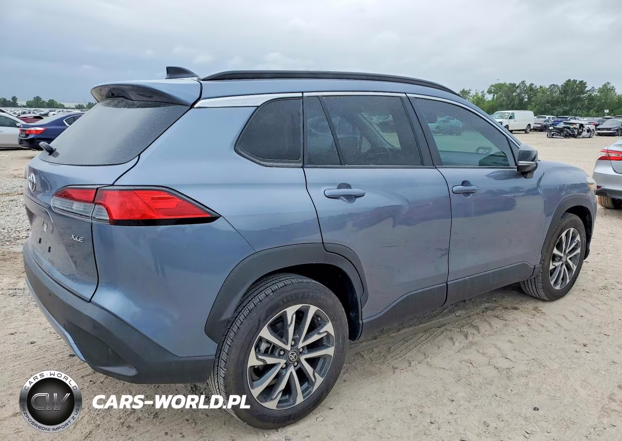 2025 Toyota Corolla Cross Xle VIN:7MUDAAAGXSV124671 - 3