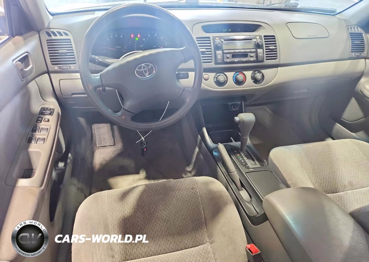 2002 Toyota Camry Le VIN:JTDBE32K820054305 - 8