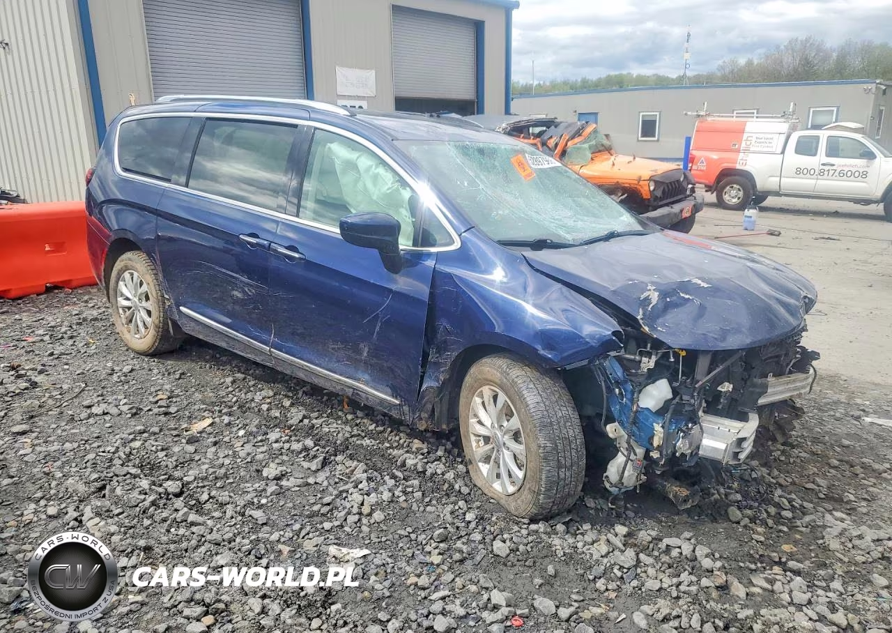 2019 Chrysler Pacifica Touring L VIN:2C4RC1BG1KR548869 - 4