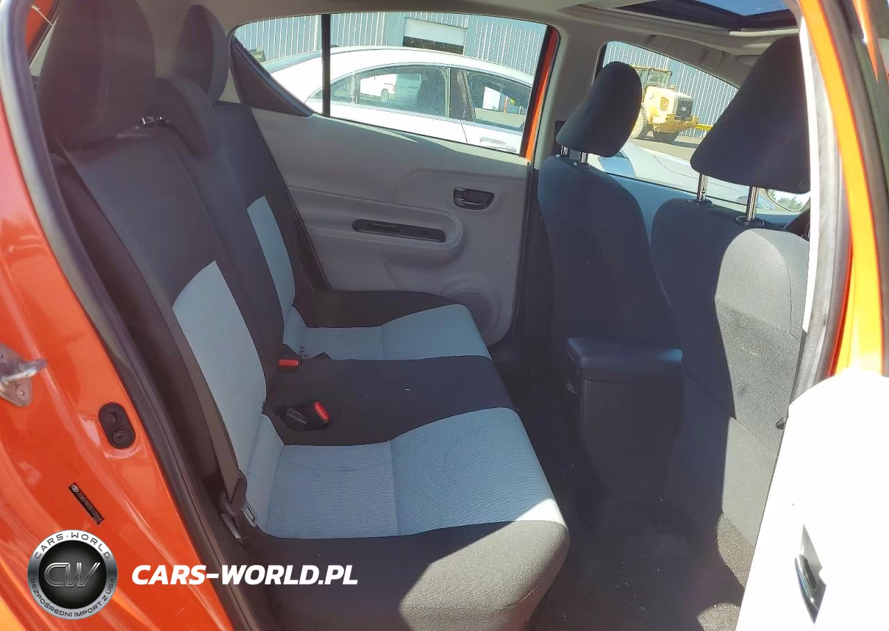 2013 Toyota Prius C Three VIN:JTDKDTB33D1039090 - 10