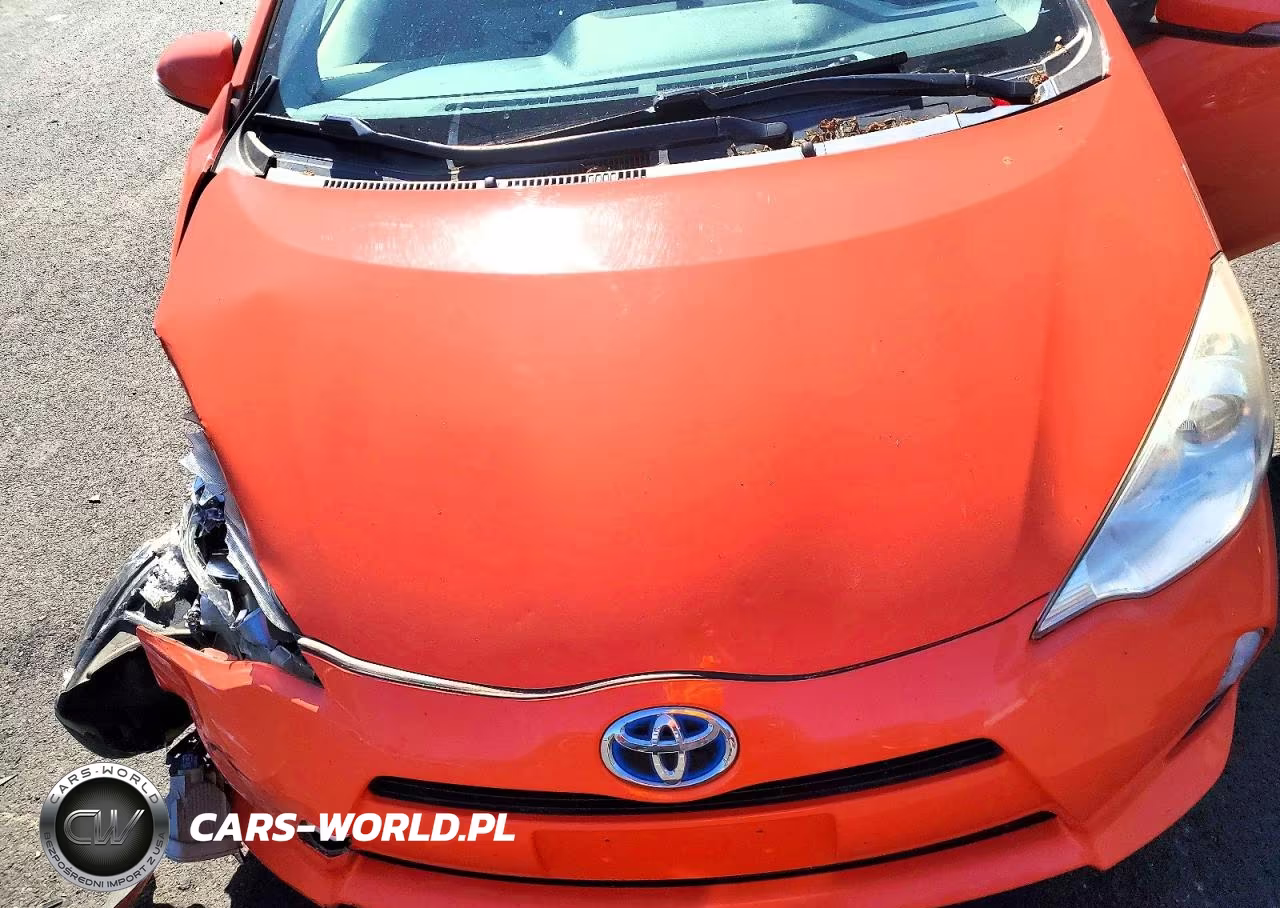 2013 Toyota Prius C Three VIN:JTDKDTB33D1039090 - 11
