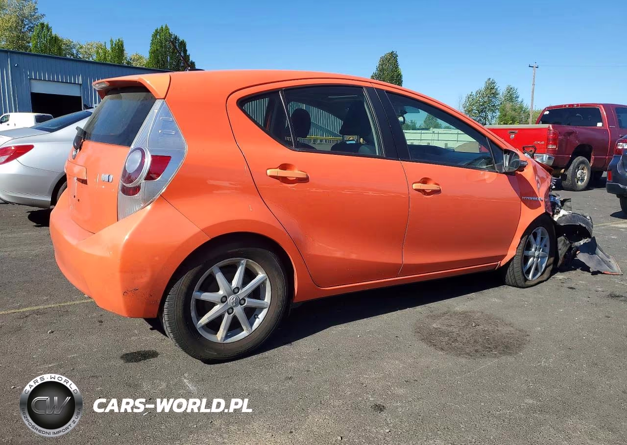 2013 Toyota Prius C Three VIN:JTDKDTB33D1039090 - 3