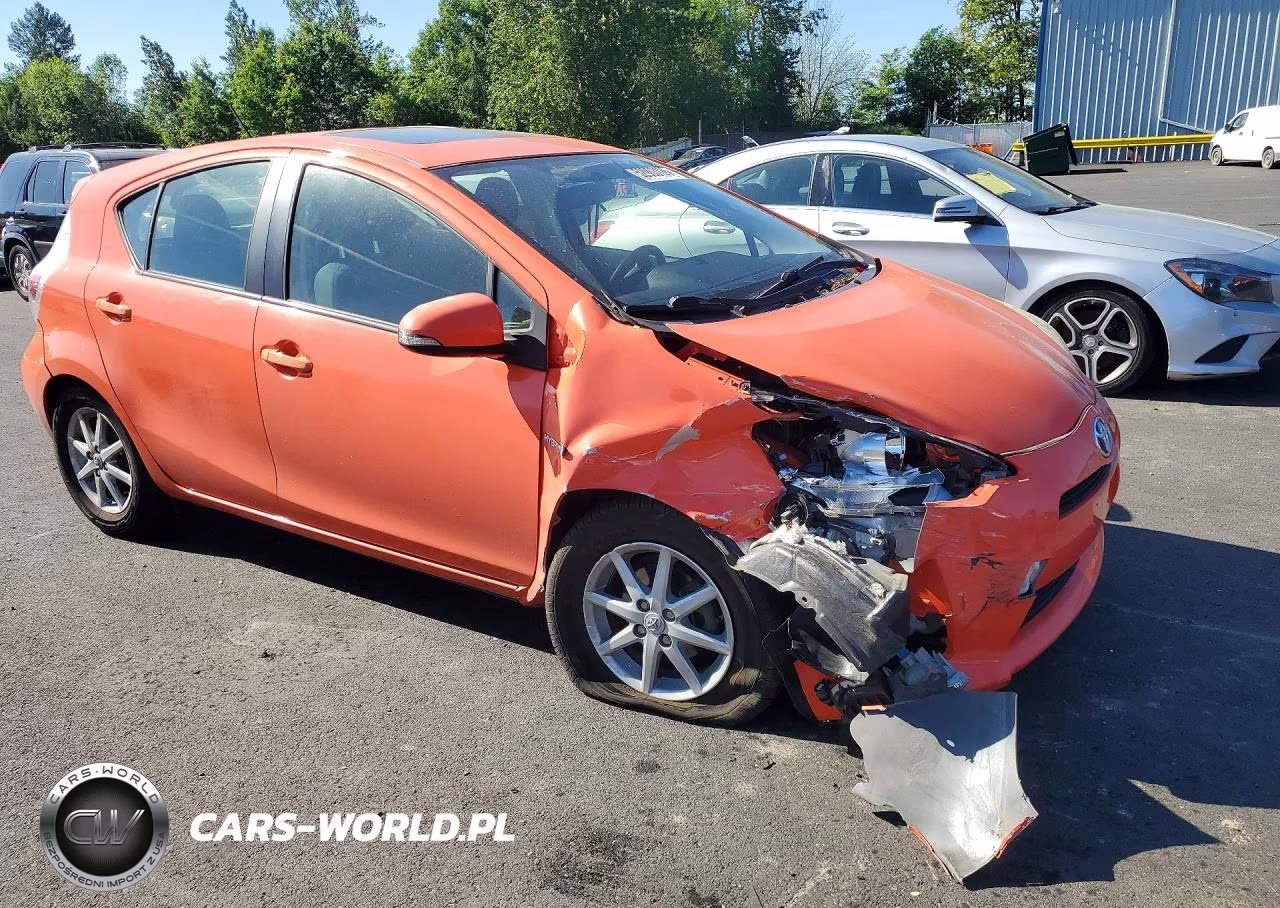 2013 Toyota Prius C Three VIN:JTDKDTB33D1039090 - 4
