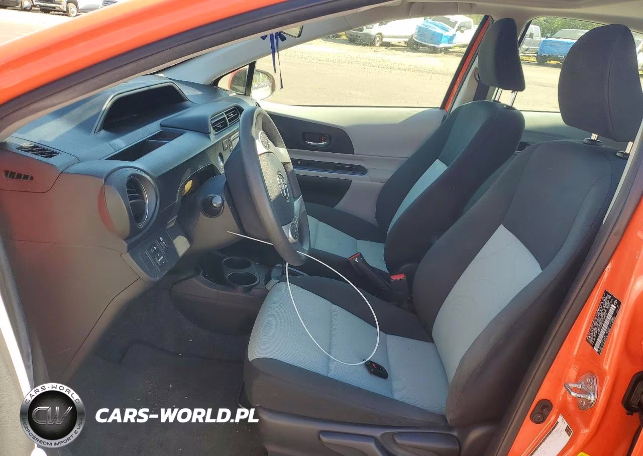 2013 Toyota Prius C Three VIN:JTDKDTB33D1039090 - 7