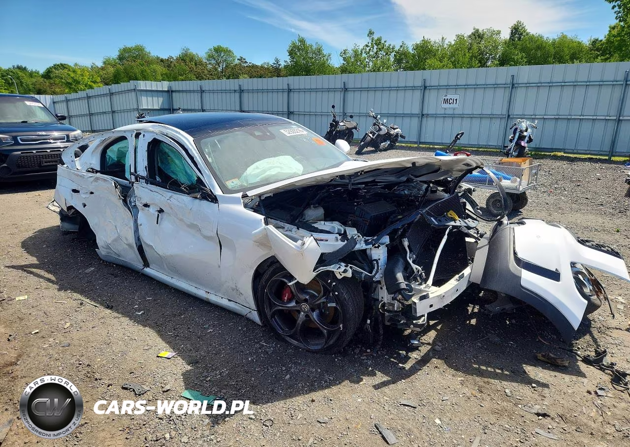 2017 Alfa Romeo Giulia Ti VIN:ZARFAECN1H7559254 - 4