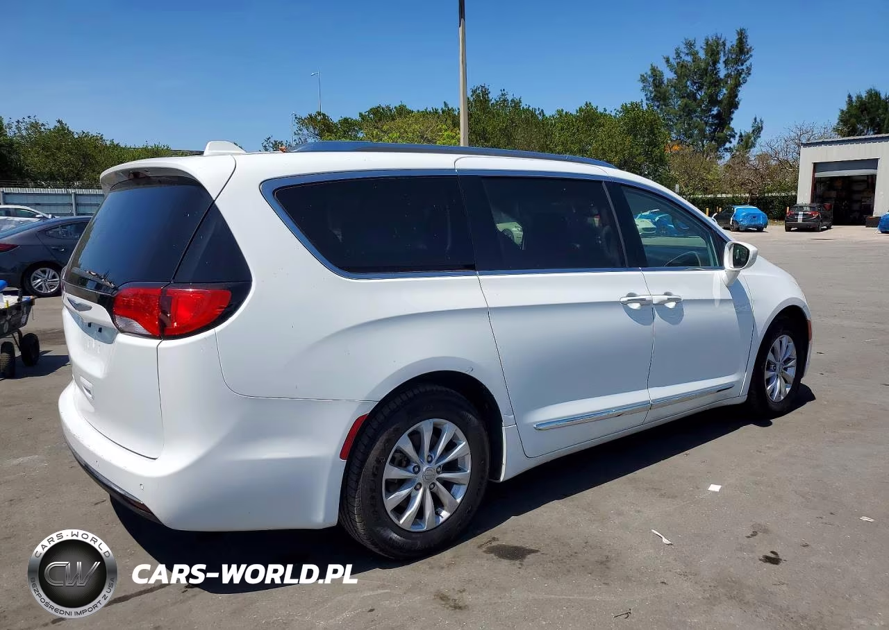 2019 Chrysler Pacifica Touring L VIN:2C4RC1BG3KR626388 - 3