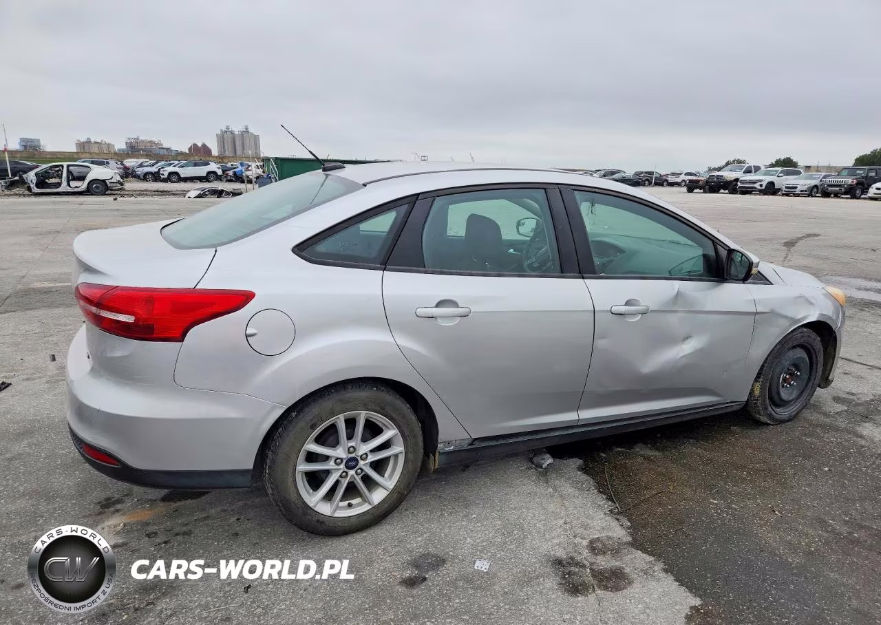 2017 Ford Focus Se VIN:1FADP3F27HL309536 - 3