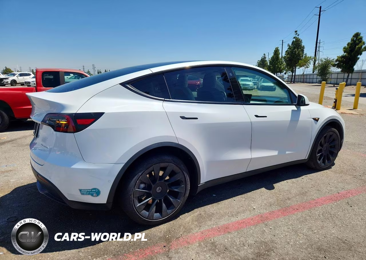 2021 Tesla Model Y VIN:5YJYGAEE7MF273940 - 3
