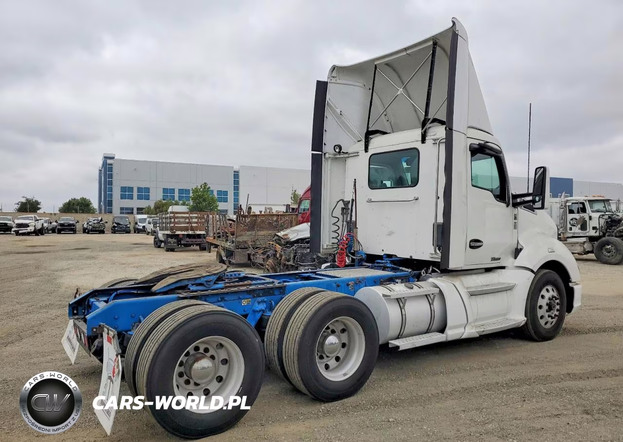 2017 Kenworth T680 Semi Truck VIN:1XKYDP9X6HJ104244 - 4