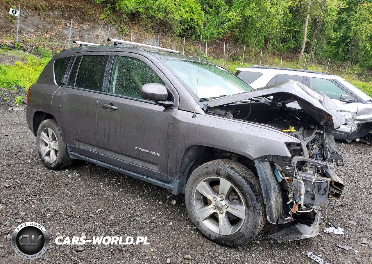 2016 Jeep Compass Latitude VIN:1C4NJDEB2GD696612 - 4