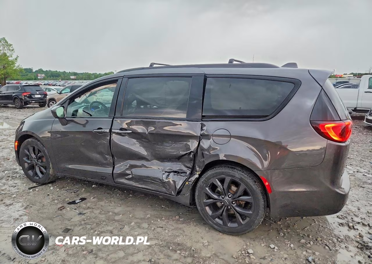 2020 Chrysler Pacifica Touring VIN:2C4RC1BG7LR111301 - 2