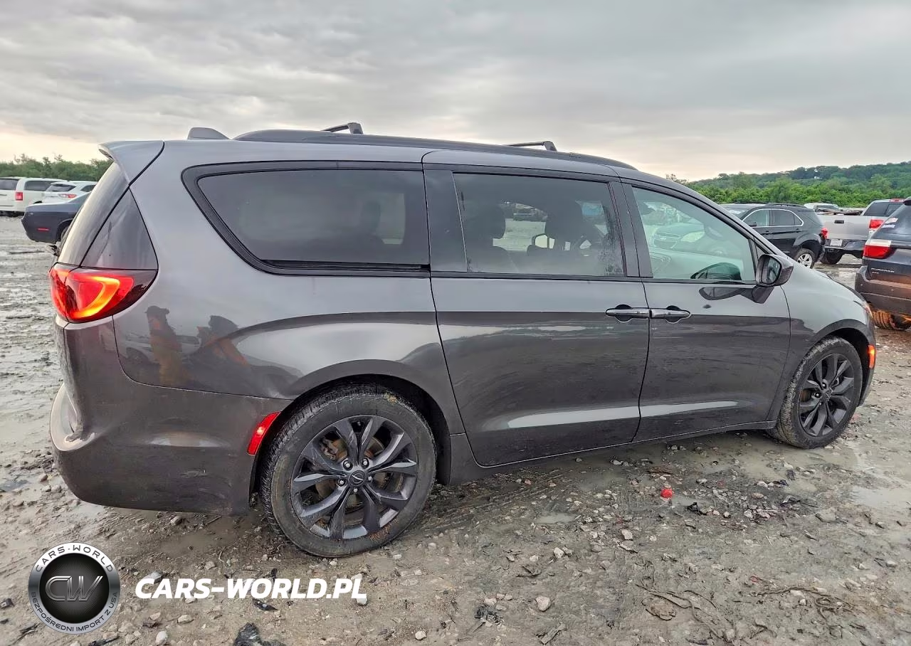 2020 Chrysler Pacifica Touring VIN:2C4RC1BG7LR111301 - 3