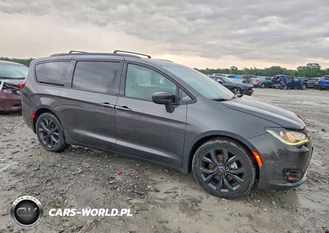 2020 Chrysler Pacifica Touring VIN:2C4RC1BG7LR111301 - 4