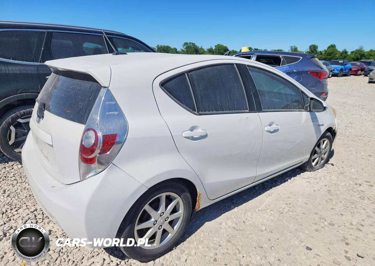 2012 Toyota Prius C Three VIN:JTDKDTB34C1524286 - 3