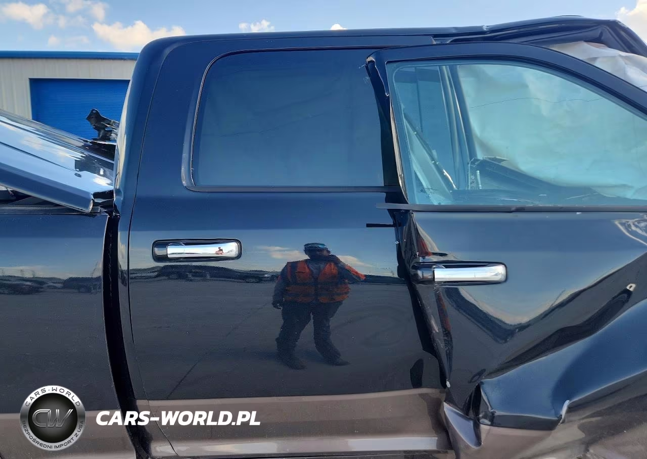 2018 Ram 2500 Laramie VIN:3C6UR5FL1JG289898 - 10