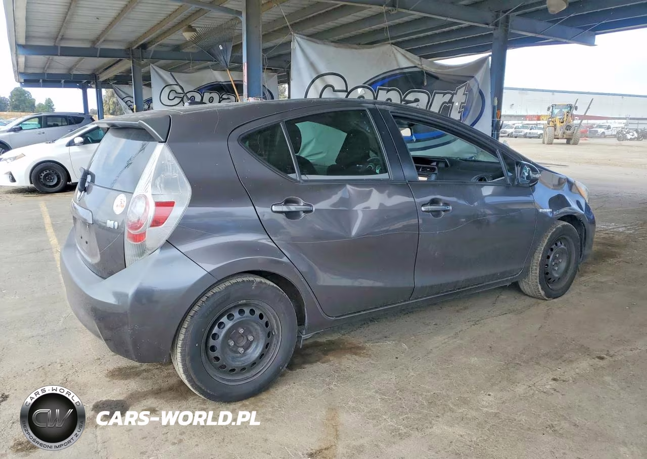 2014 Toyota Prius C Three VIN:JTDKDTB36E1067760 - 3