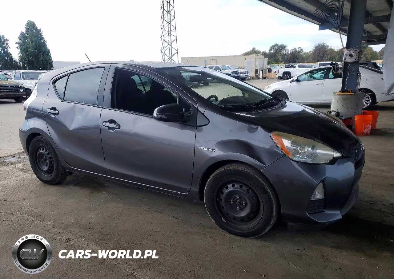 2014 Toyota Prius C Three VIN:JTDKDTB36E1067760 - 4