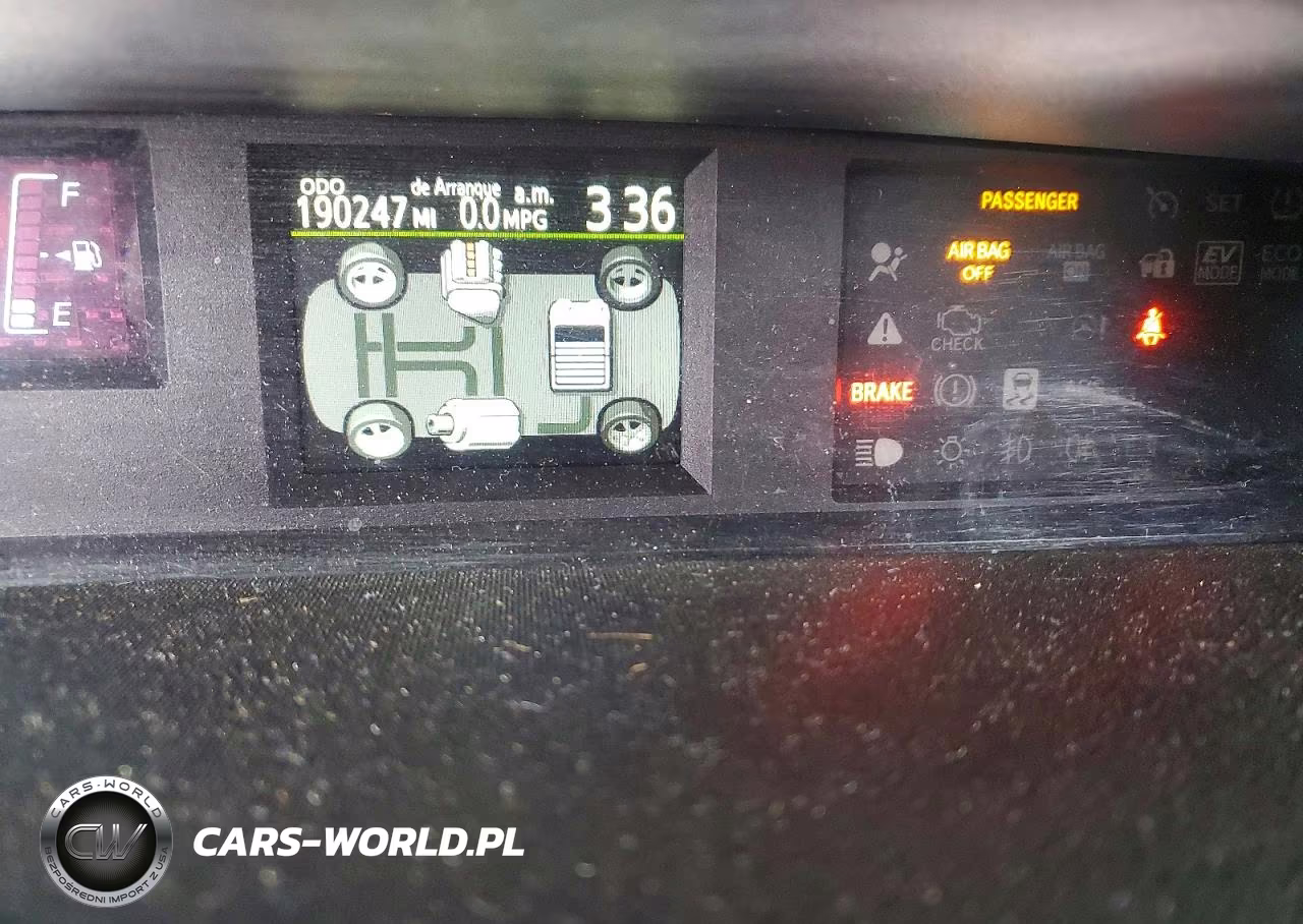 2014 Toyota Prius C Three VIN:JTDKDTB36E1067760 - 9