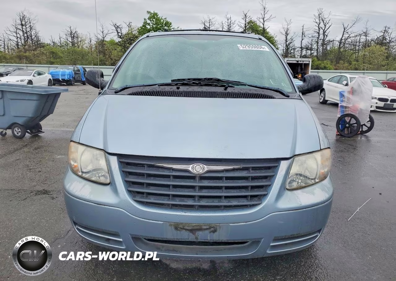 2005 Chrysler Town & Country VIN:1C4GP45R65B215337 - 5