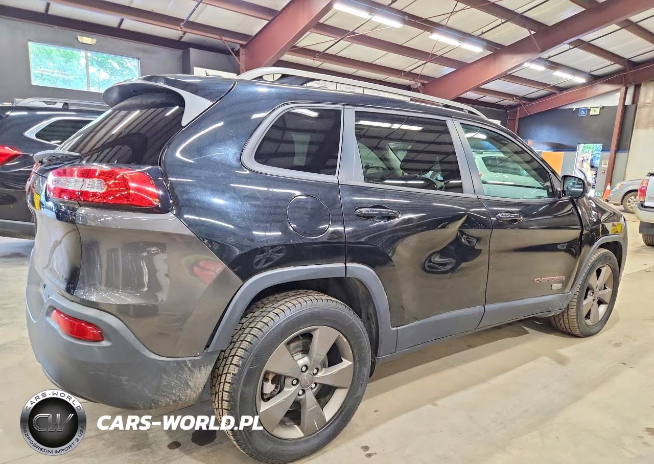 2017 Jeep Cherokee Latitude VIN:1C4PJMCS9HW545638 - 3