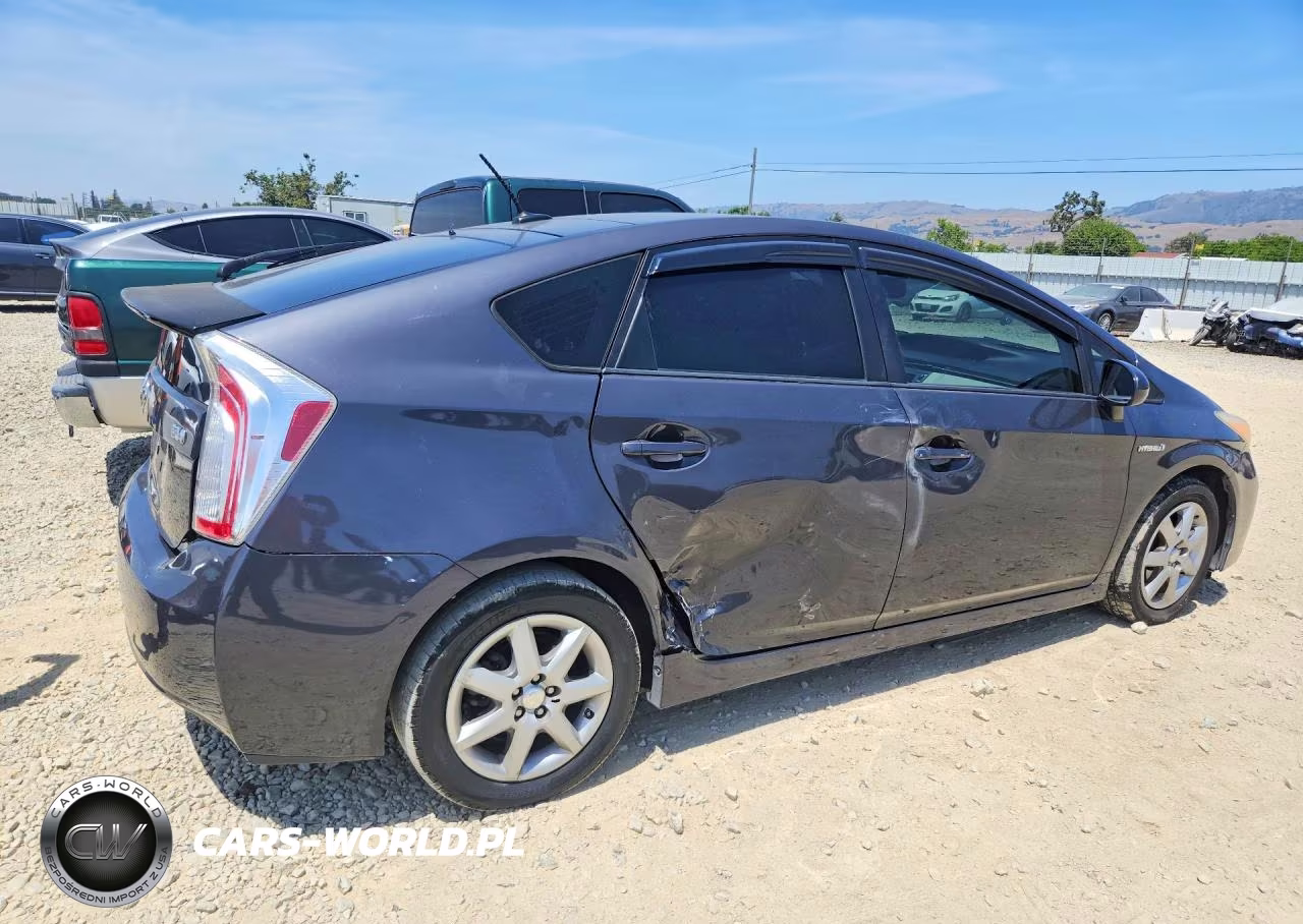 2013 Toyota Prius Four VIN:JTDKN3DU4D5609111 - 3