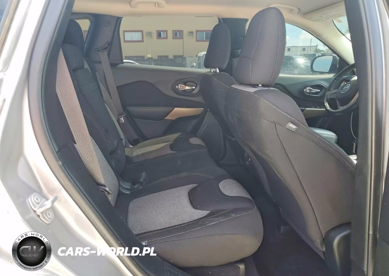 2018 Jeep Cherokee Latitude VIN:1C4PJLCB2JD540051 - 10