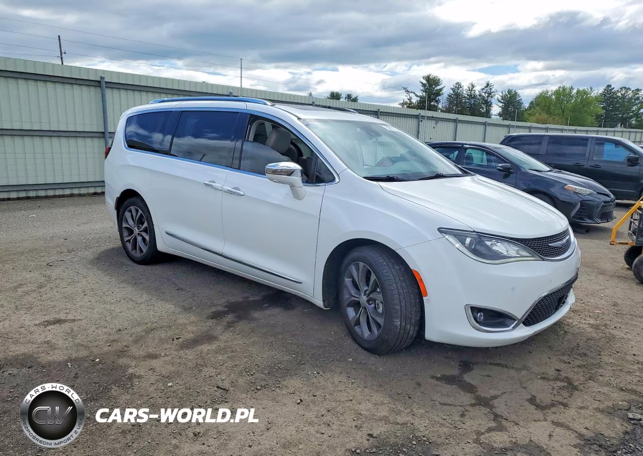 2017 Chrysler Pacifica Limited VIN:2C4RC1GG4HR545384 - 4