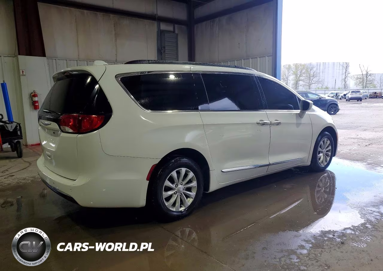 2017 Chrysler Pacifica Touring L VIN:2C4RC1BG3HR576181 - 3