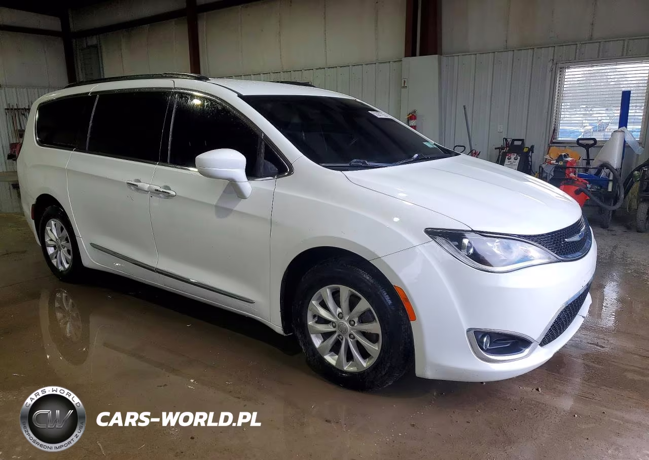 2017 Chrysler Pacifica Touring L VIN:2C4RC1BG3HR576181 - 4