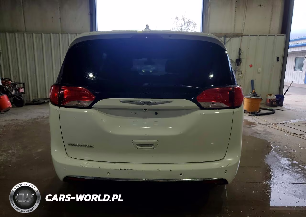 2017 Chrysler Pacifica Touring L VIN:2C4RC1BG3HR576181 - 6