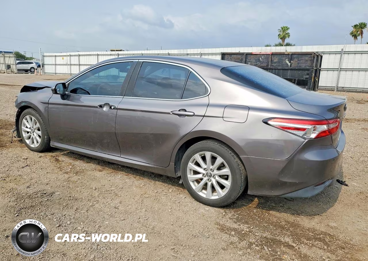 2018 Toyota Camry Le VIN:4T1B11HKXJU560440 - 2