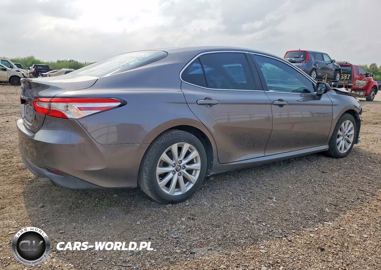 2018 Toyota Camry Le VIN:4T1B11HKXJU560440 - 3