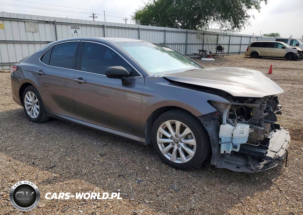 2018 Toyota Camry Le VIN:4T1B11HKXJU560440 - 4