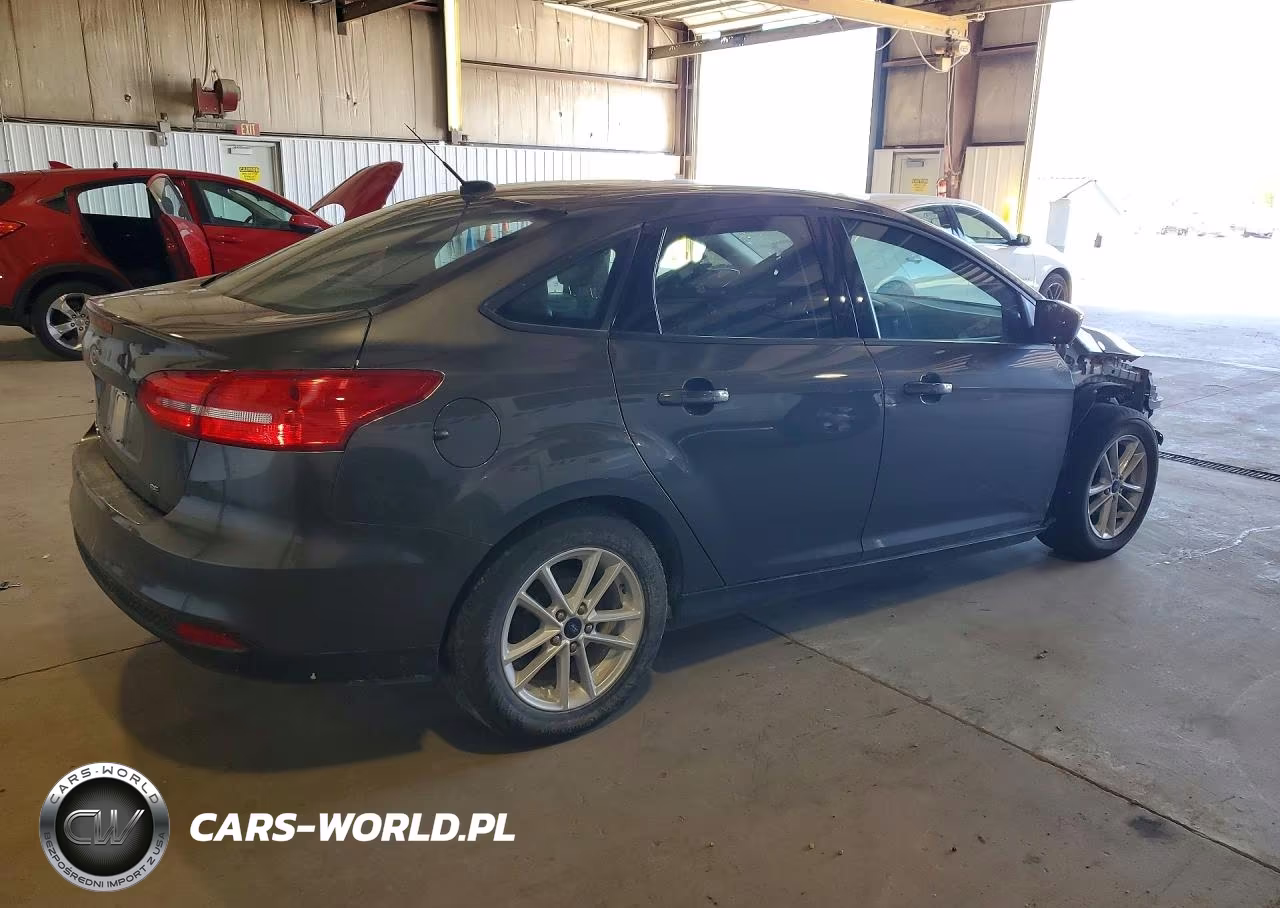2018 Ford Focus Se VIN:1FADP3F24JL269809 - 3