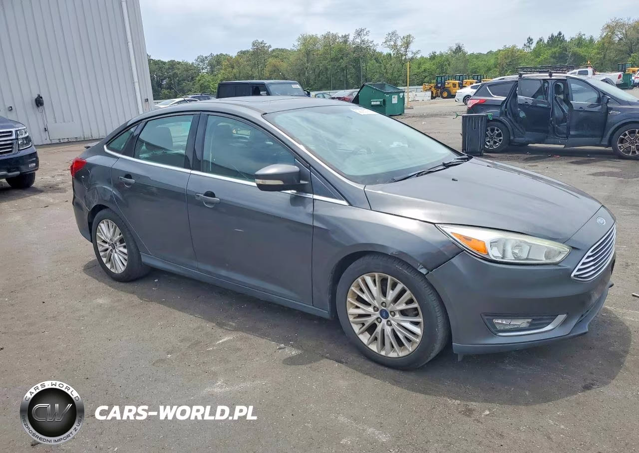 2018 Ford Focus Titanium VIN:1FADP3J23JL202299 - 4