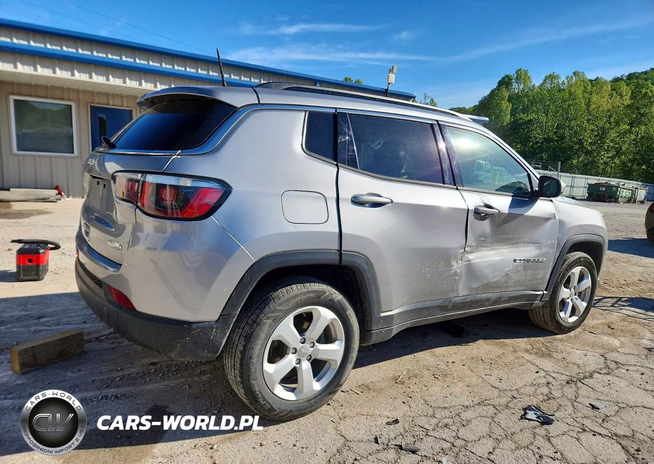 2018 Jeep Compass Latitude VIN:3C4NJDBB7JT479451 - 3