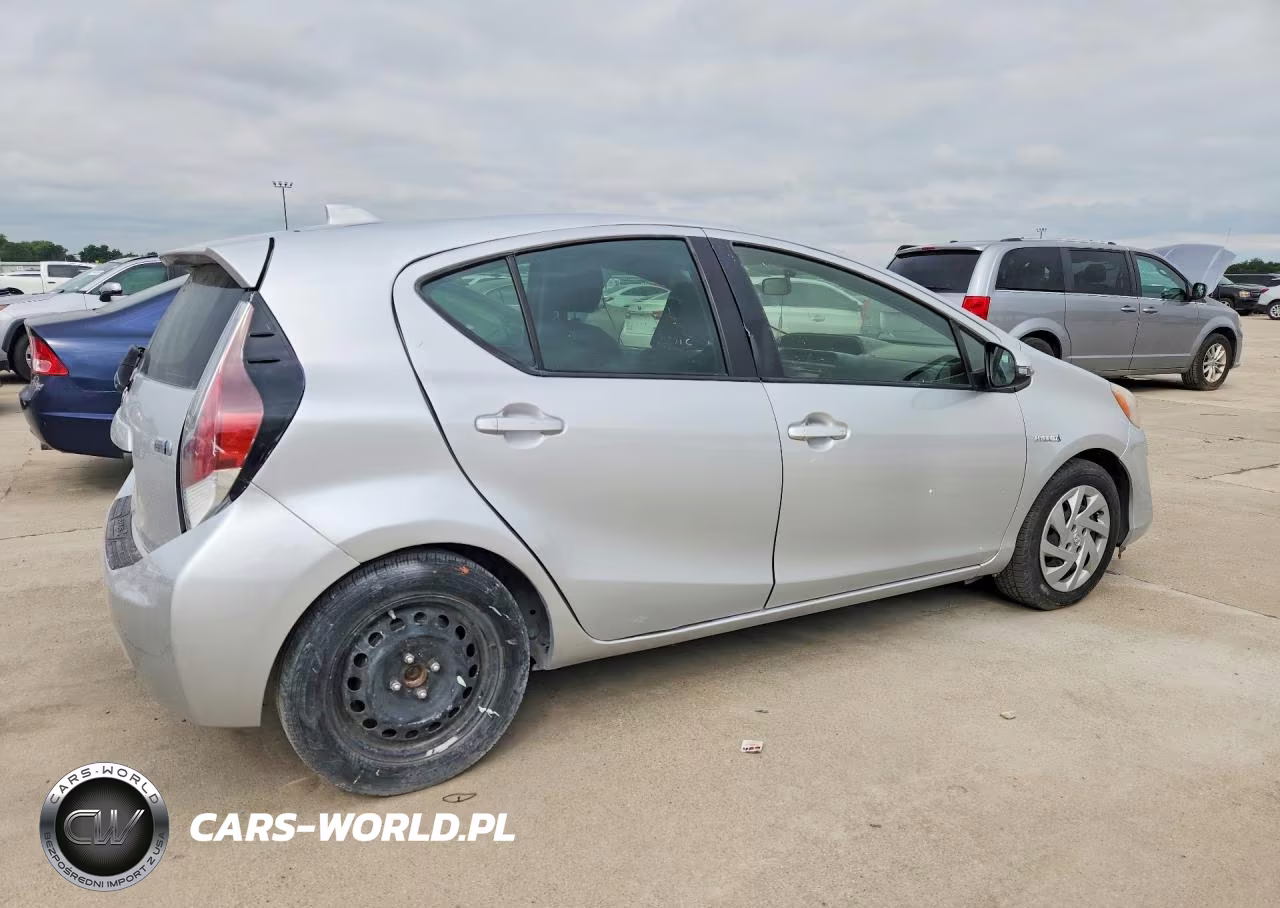 2015 Toyota Prius C VIN:JTDKDTB30F1581038 - 3