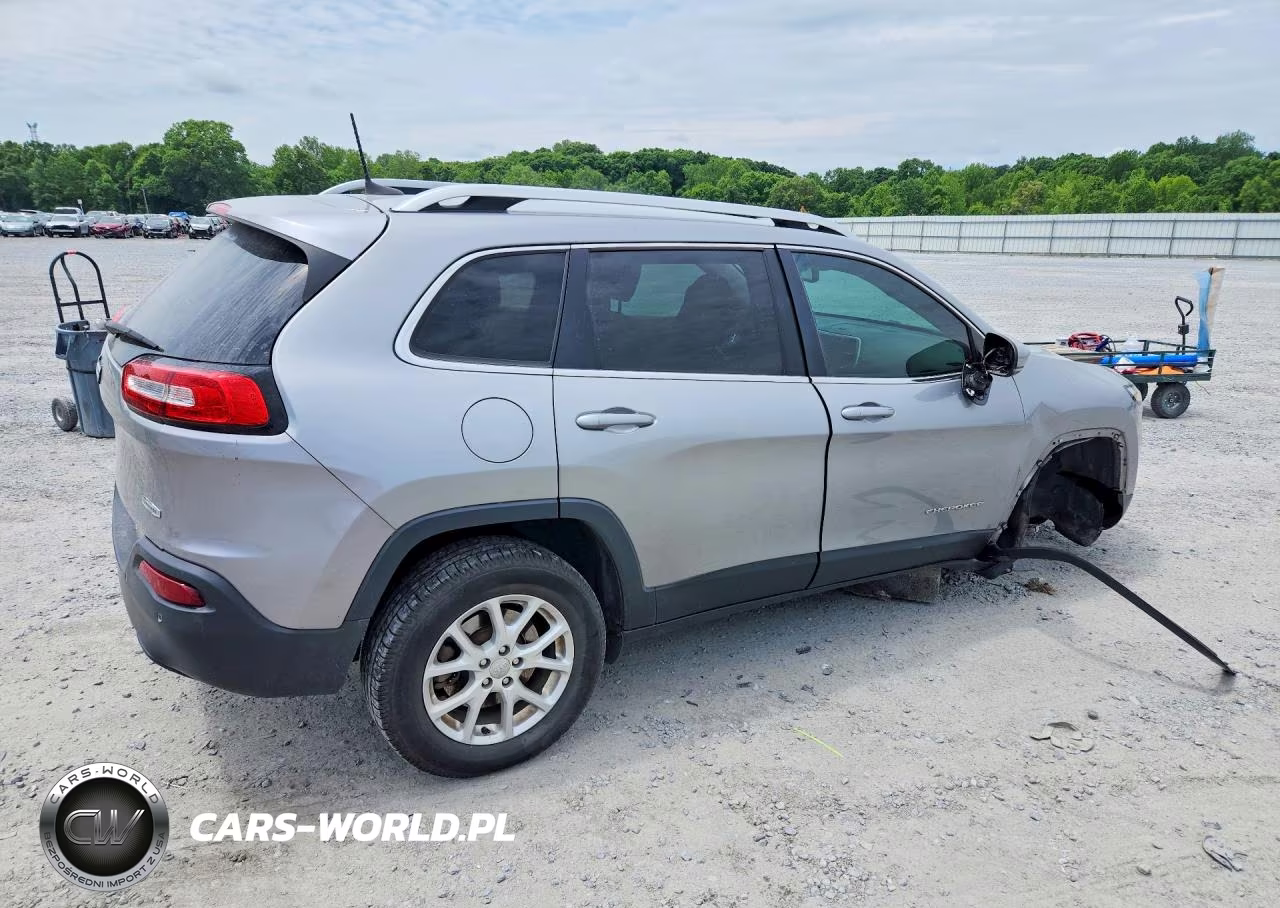 2016 Jeep Cherokee Latitude VIN:1C4PJMCB1GW267557 - 3