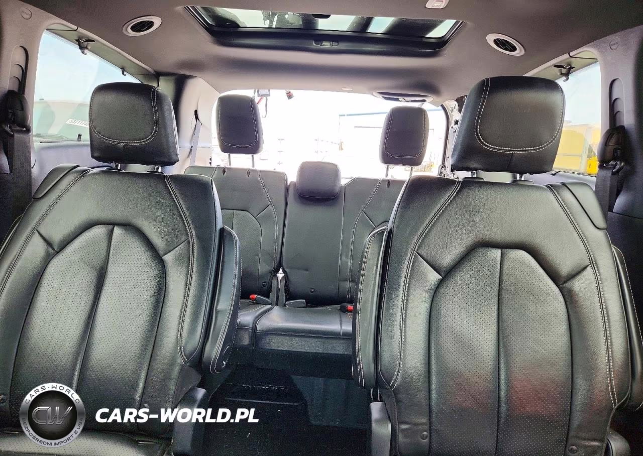 2019 Chrysler Pacifica Touring L Plus VIN:2C4RC1EG9KR702286 - 10