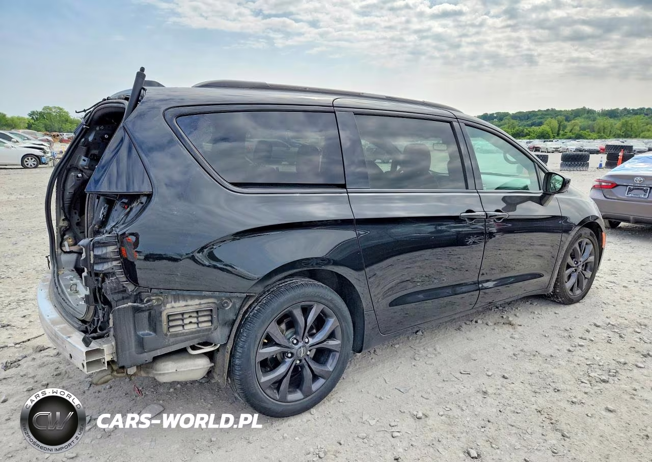 2019 Chrysler Pacifica Touring L Plus VIN:2C4RC1EG9KR702286 - 3
