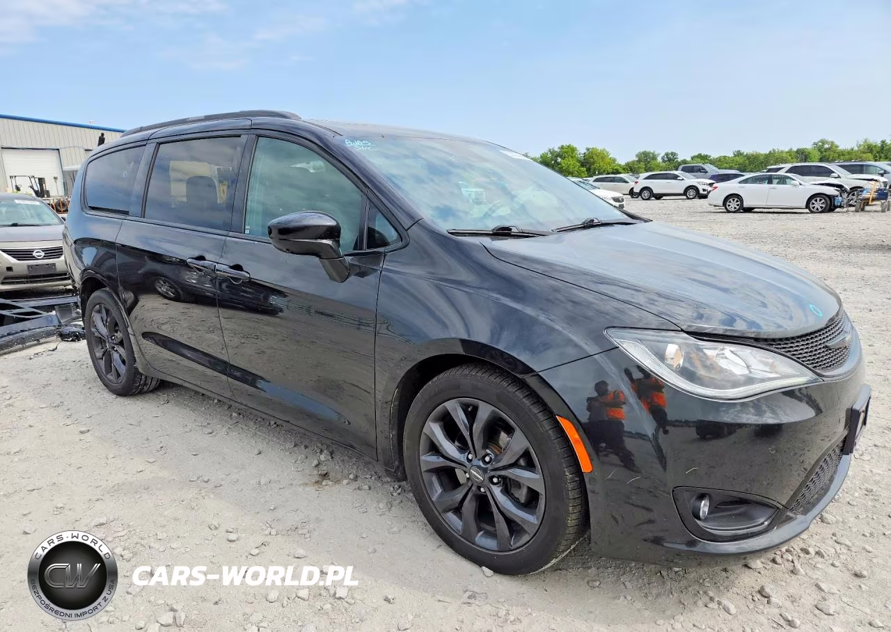 2019 Chrysler Pacifica Touring L Plus VIN:2C4RC1EG9KR702286 - 4