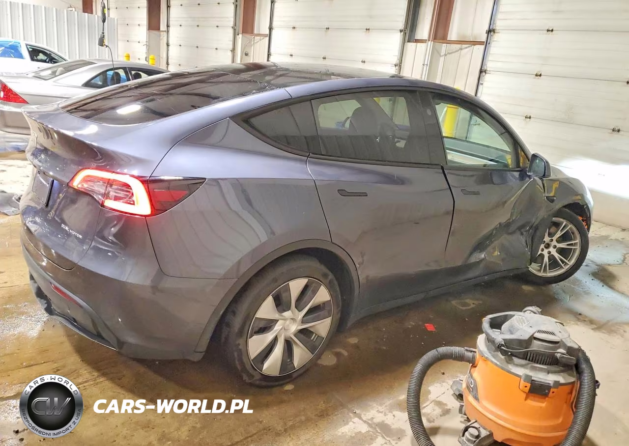 2023 Tesla Model Y VIN:7SAYGDEE2PF885746 - 3